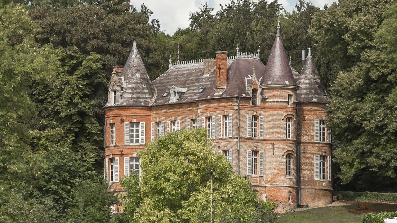 Illustratie voor: Dit Franse kasteel staat te koop voor de prijs van een Amsterdams pand