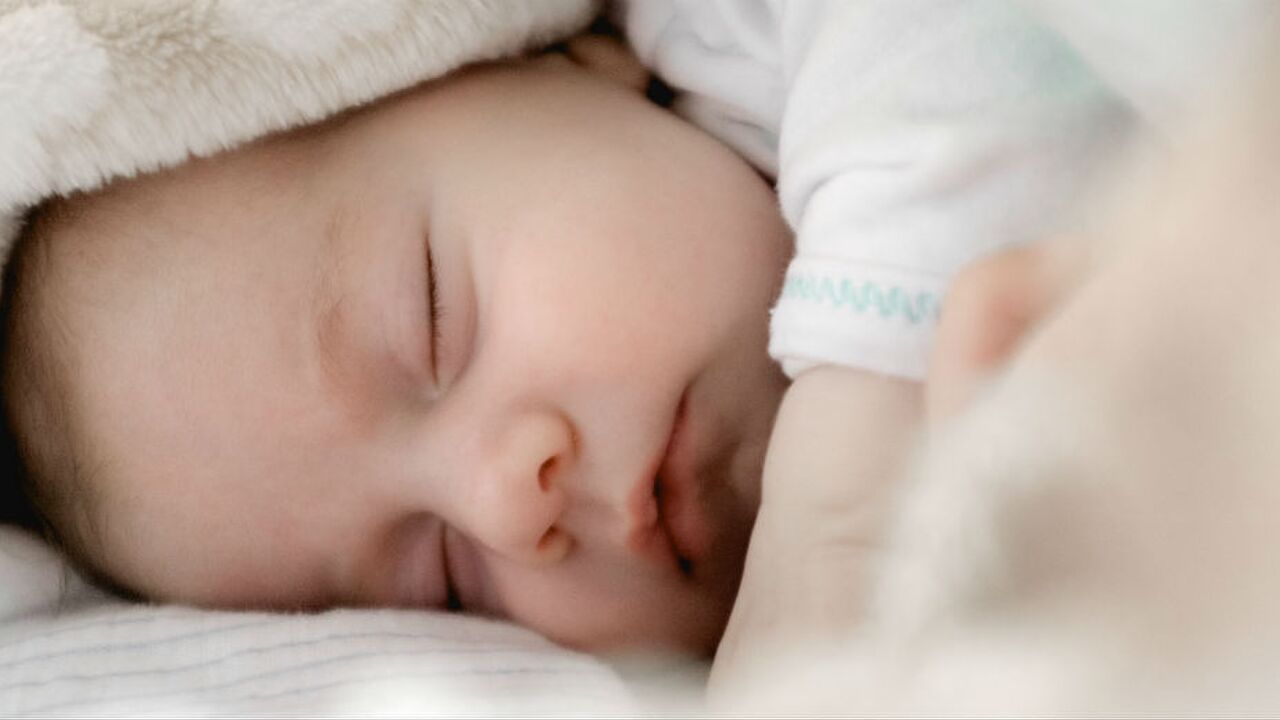 baby laten stoppen met huilen slapen