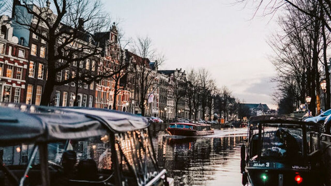Illustratie voor: Nu te boeken in Amsterdam: de ultieme whisky-boottocht door de grachten