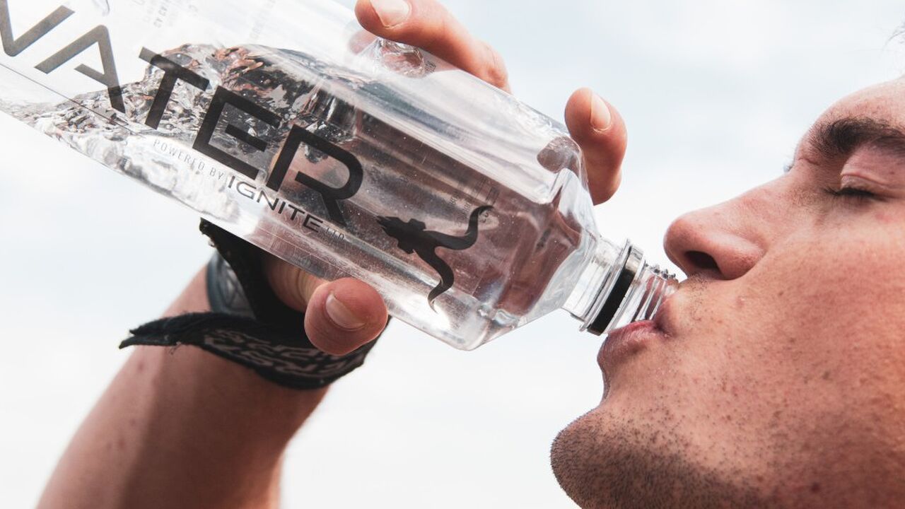 hoeveel glazen water per dag drinken nodig genoeg