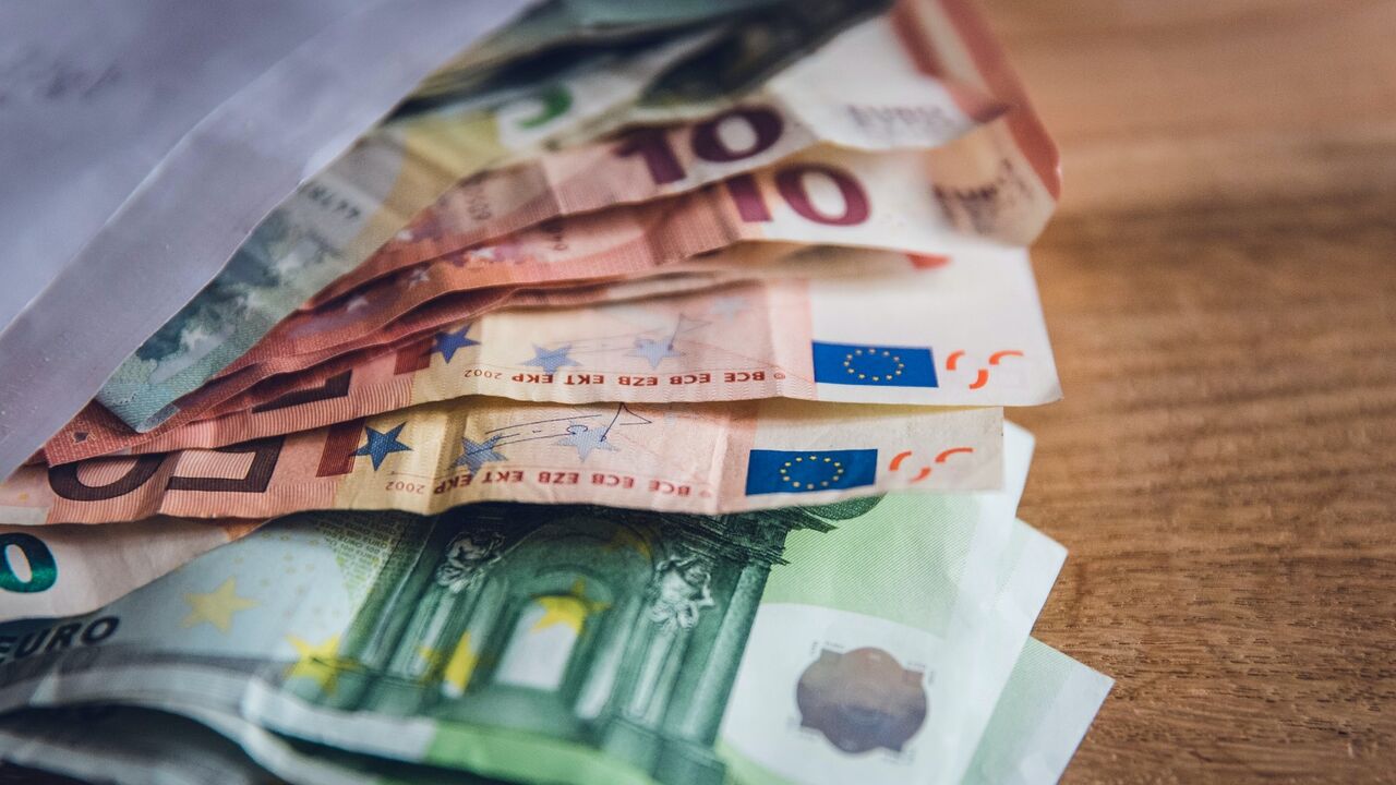 Illustratie voor: 6 tips waarmee jij je hoofd financieel boven water houdt in deze moeilijke tijd