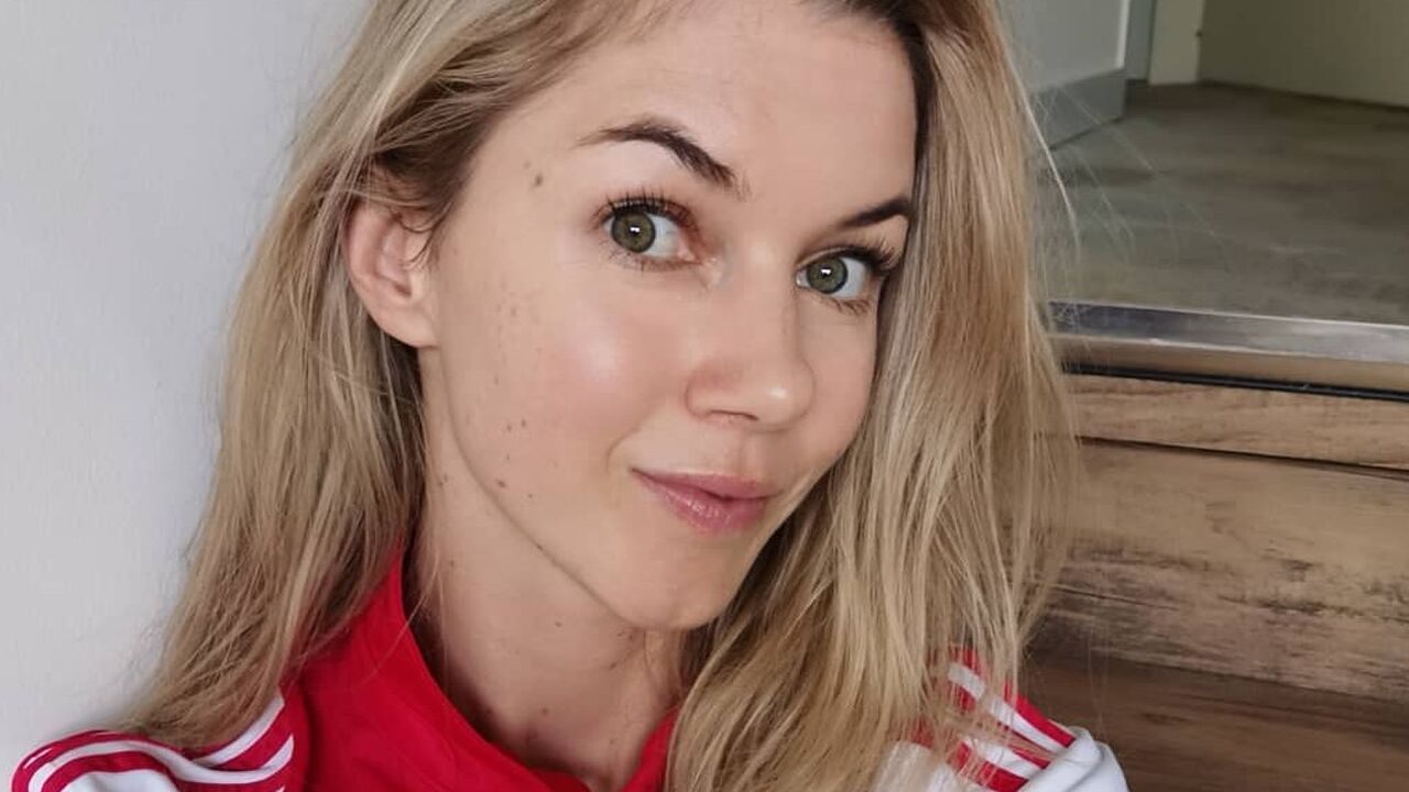oud-profvoetbalster anouk hoogendijk in lingerie