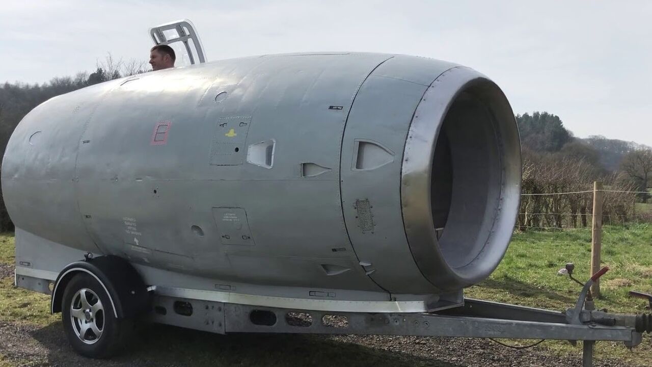 vliegtuigmotor caravan bouwt om man