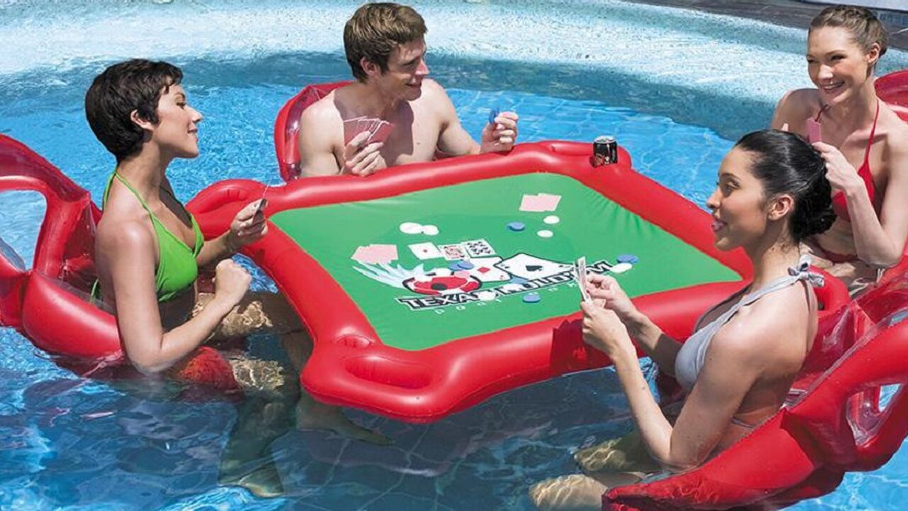 Illustratie voor: Met deze opblaasbare pokertafel komen jij en je vrienden de hittegolf wel door