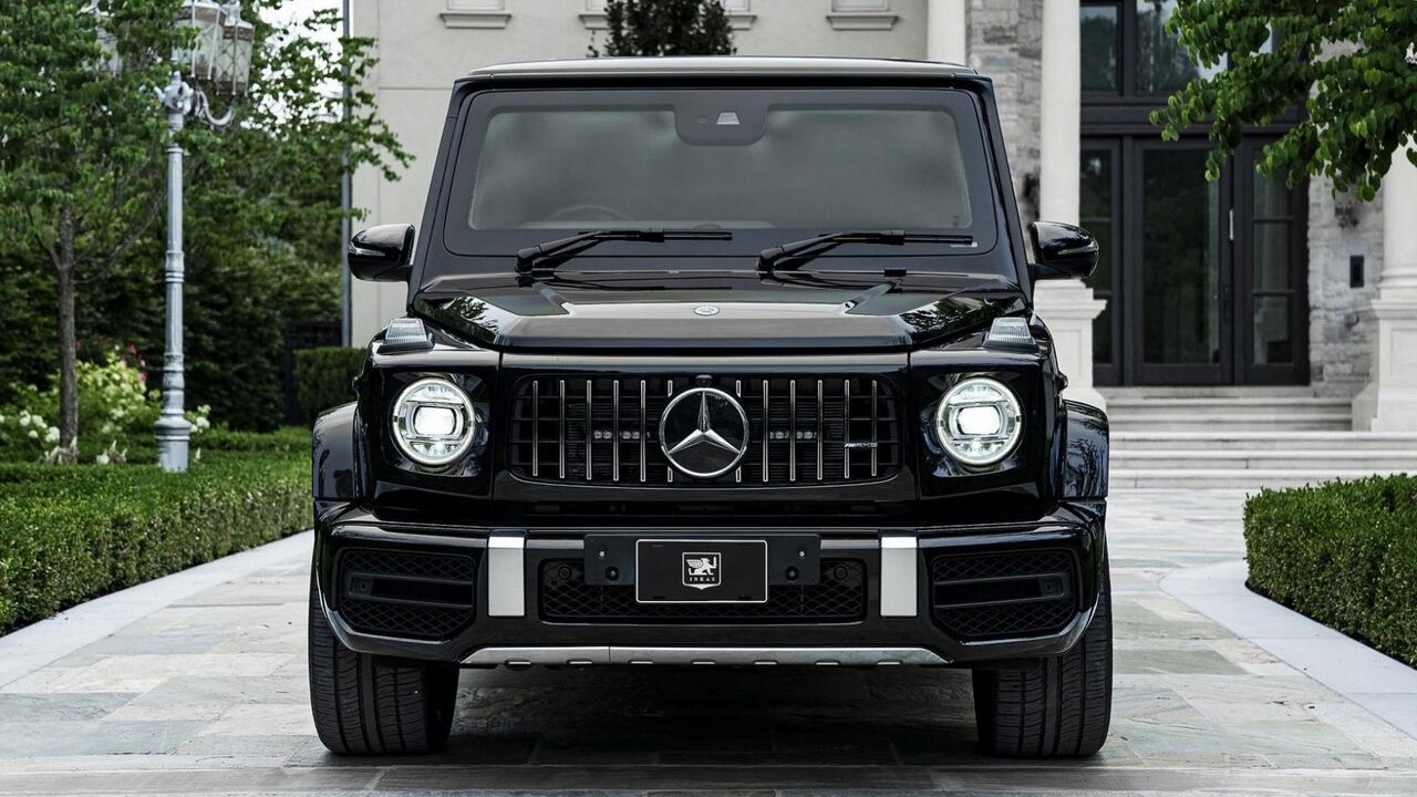 Illustratie voor: Deze zes meter lange Mercedes G-klasse met bepantsering is een rijdende bioscoop