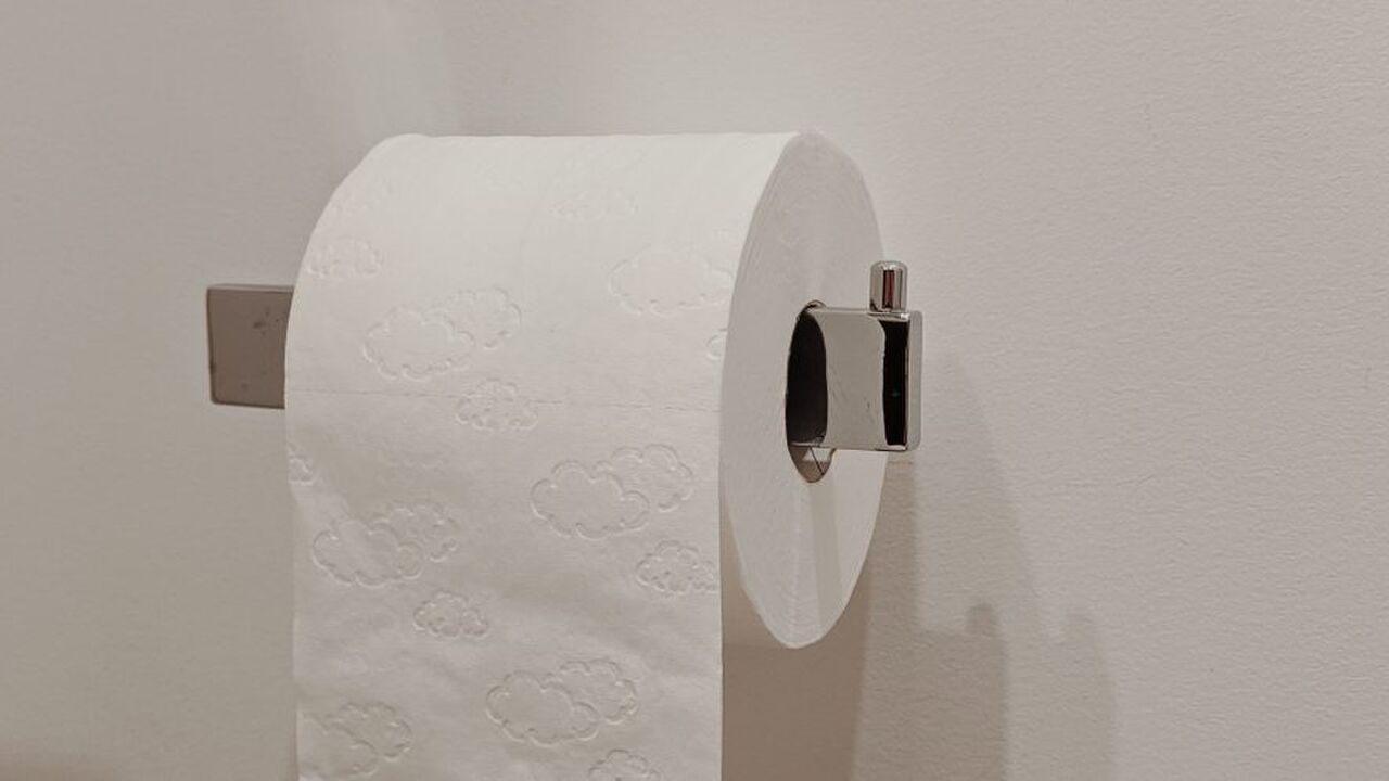 Hoe moet je wc-rol ophangen voren achteren