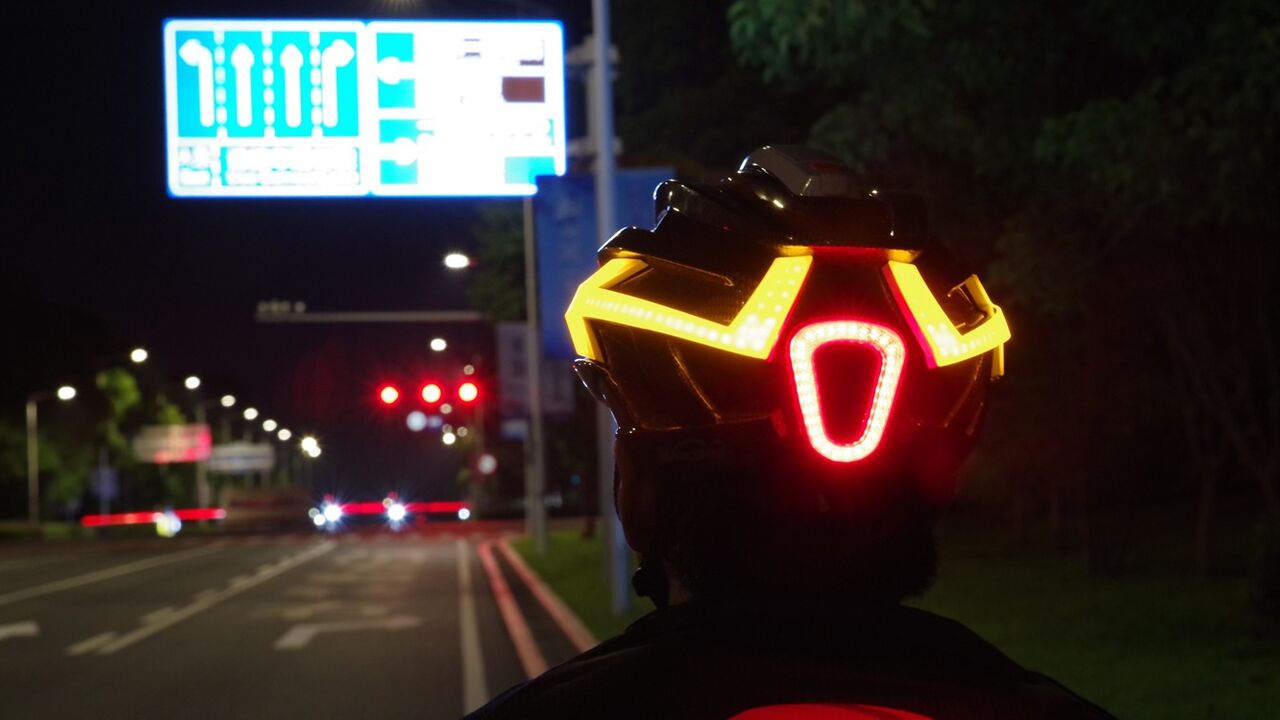 Illustratie voor: E-bike gadget te koop bij Bol.com: deze leipe Bluetooth fietshelm kan écht alles