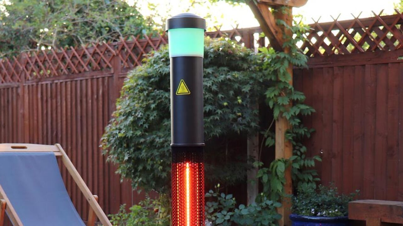 Illustratie voor: Deze 3-in-1 terras heater beschikt over bluetooth speakers én discolichten