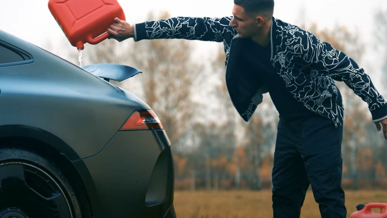 YouTuber steekt dure Mercedes in brand