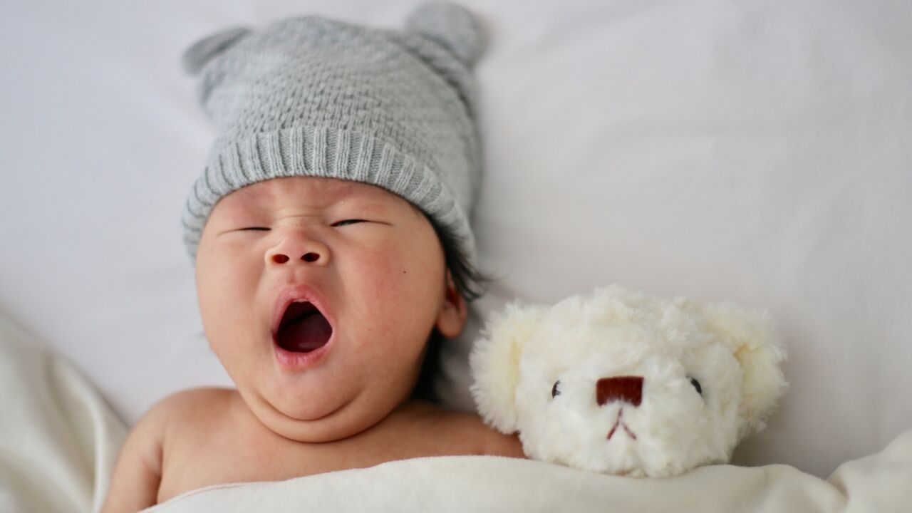 baby valt moeilijk in slaap overdag