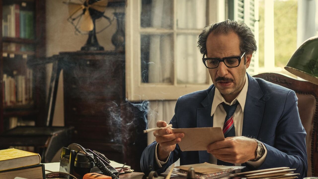Illustratie voor: In de nieuwe Netflix serie Paranormal verdiept professor Refaat zich in duistere krachten
