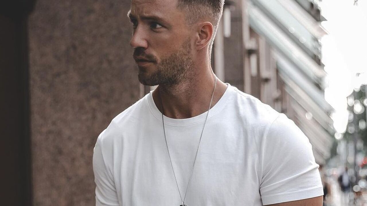 Kleding tips mannen met dunne armen gespierder lijken