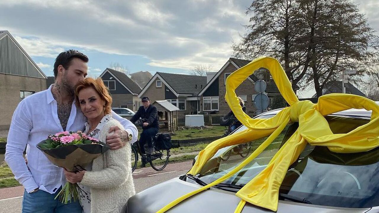 Dave Roelvink geeft zijn jarige moeder een fijne auto cadeau