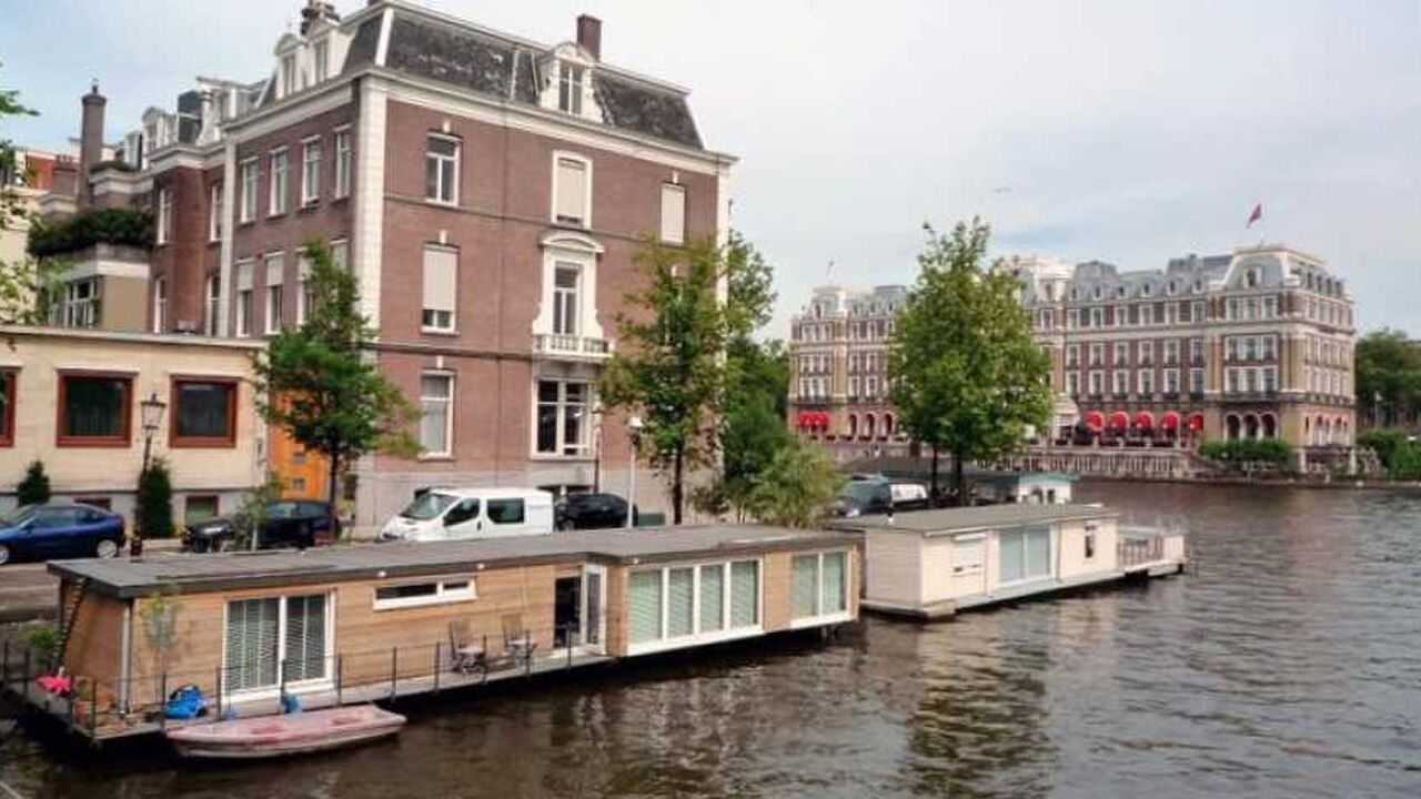 Illustratie voor: Binnenkijken in de Amterdamse woonboot van Barry Atsma en zijn vriendin
