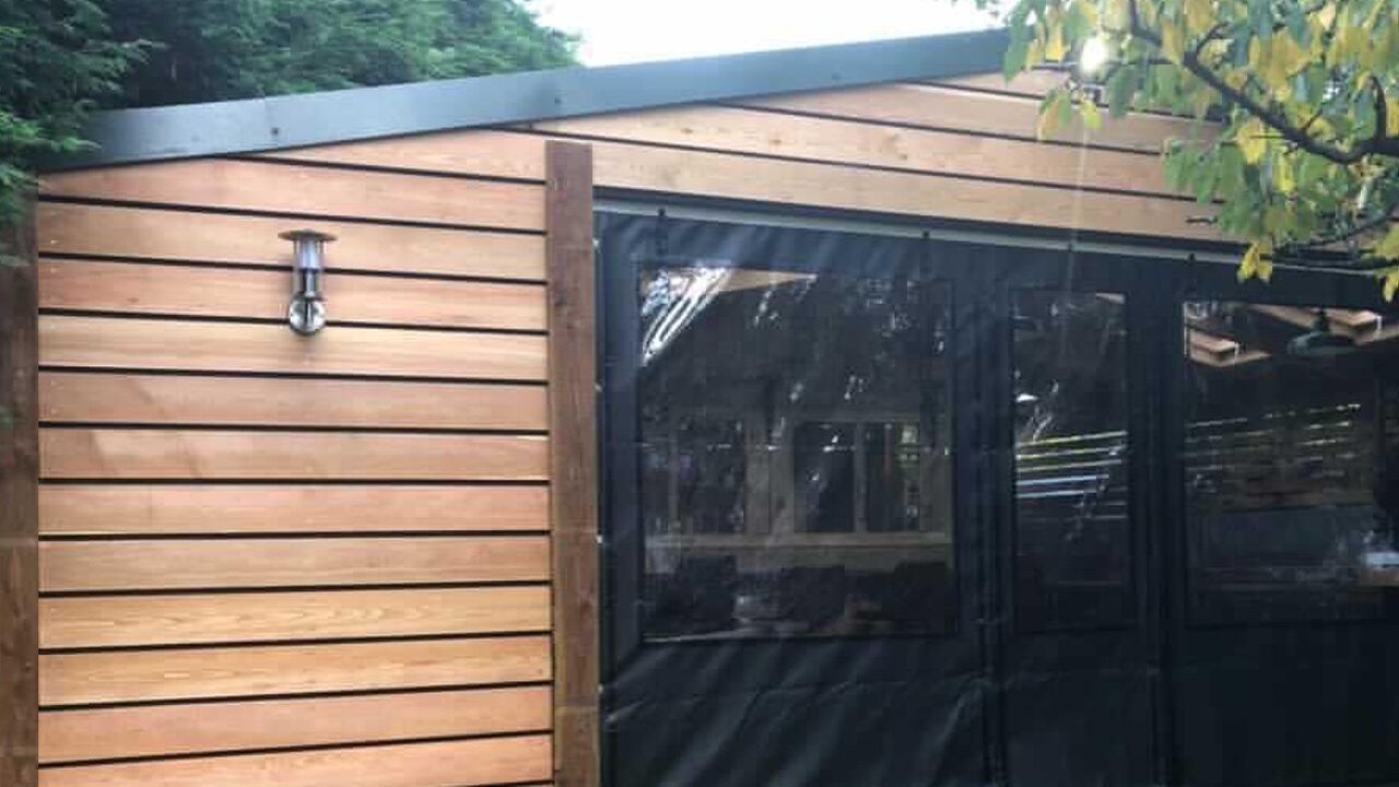 man bouwt bruin cafe in eigen huis