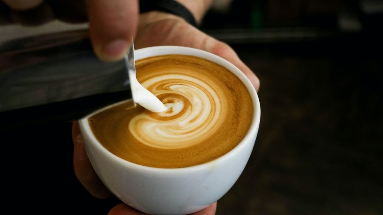 Illustratie voor: Hoeveel calorieën zitten er eigenlijk in je kopje koffie?