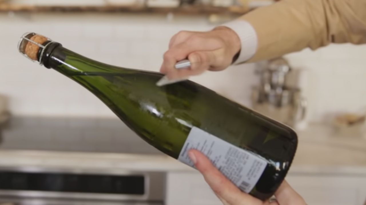 Champagnefles openen sabreren stappenplan