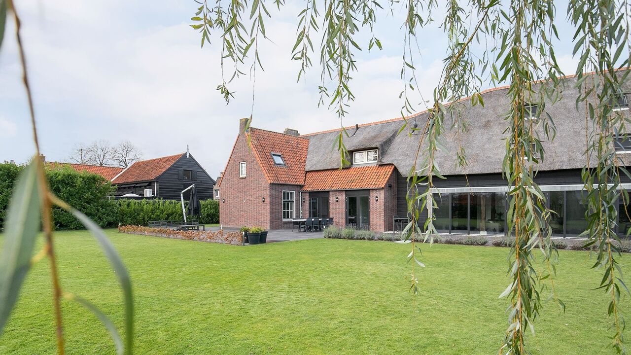 Illustratie voor: Funda parel: woonboerderij in Brabant is vanbinnen een stijlvolle design villa