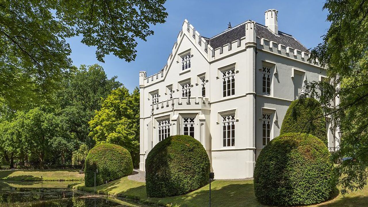 Dit unieke Nederlandse kasteel staat te koop op Funda