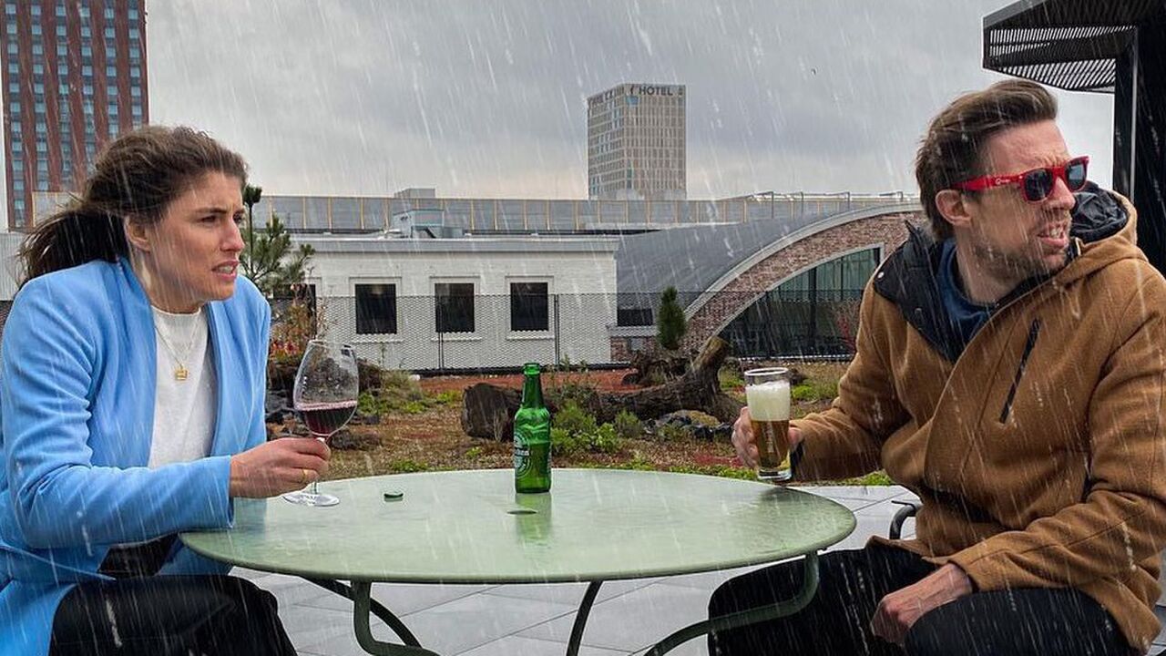 Mattie en Marieke nemen in de regen plaats op het terras-2