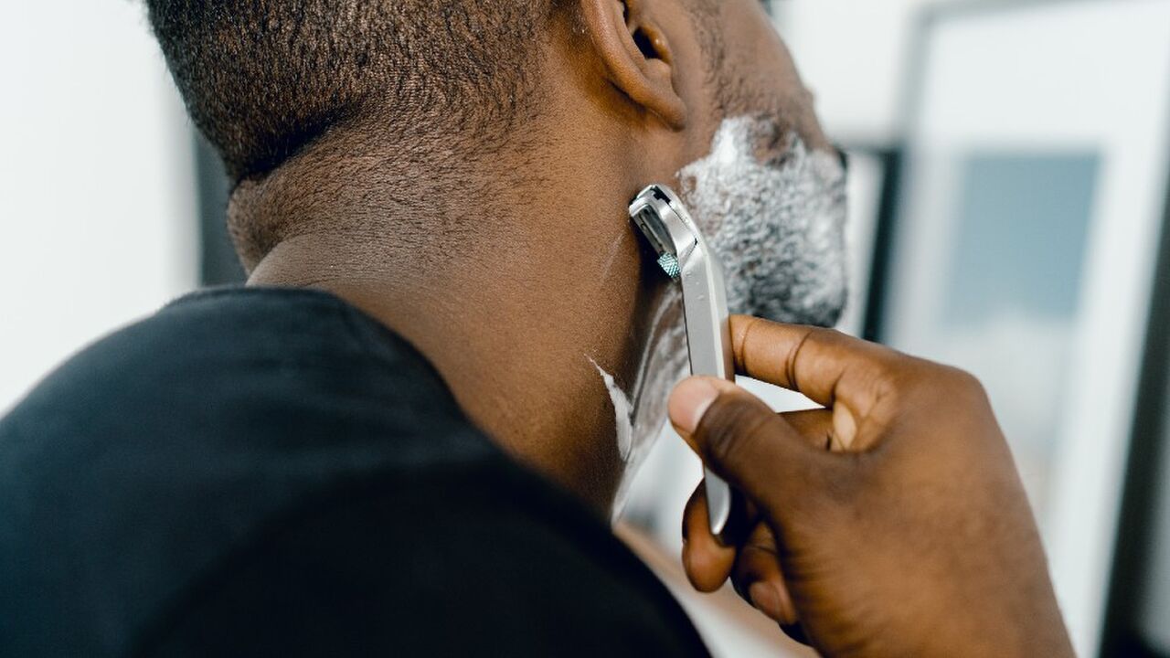 Illustratie voor: Moet je scheren tegen de haargroei in of met de haargroei mee?