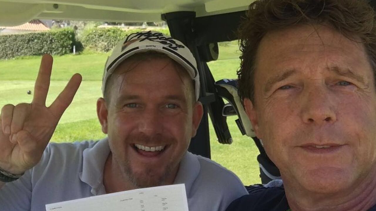 Illustratie voor: Johnny de Mol verkoopt zijn miljoenen grachtenpand met winst aan zijn vader