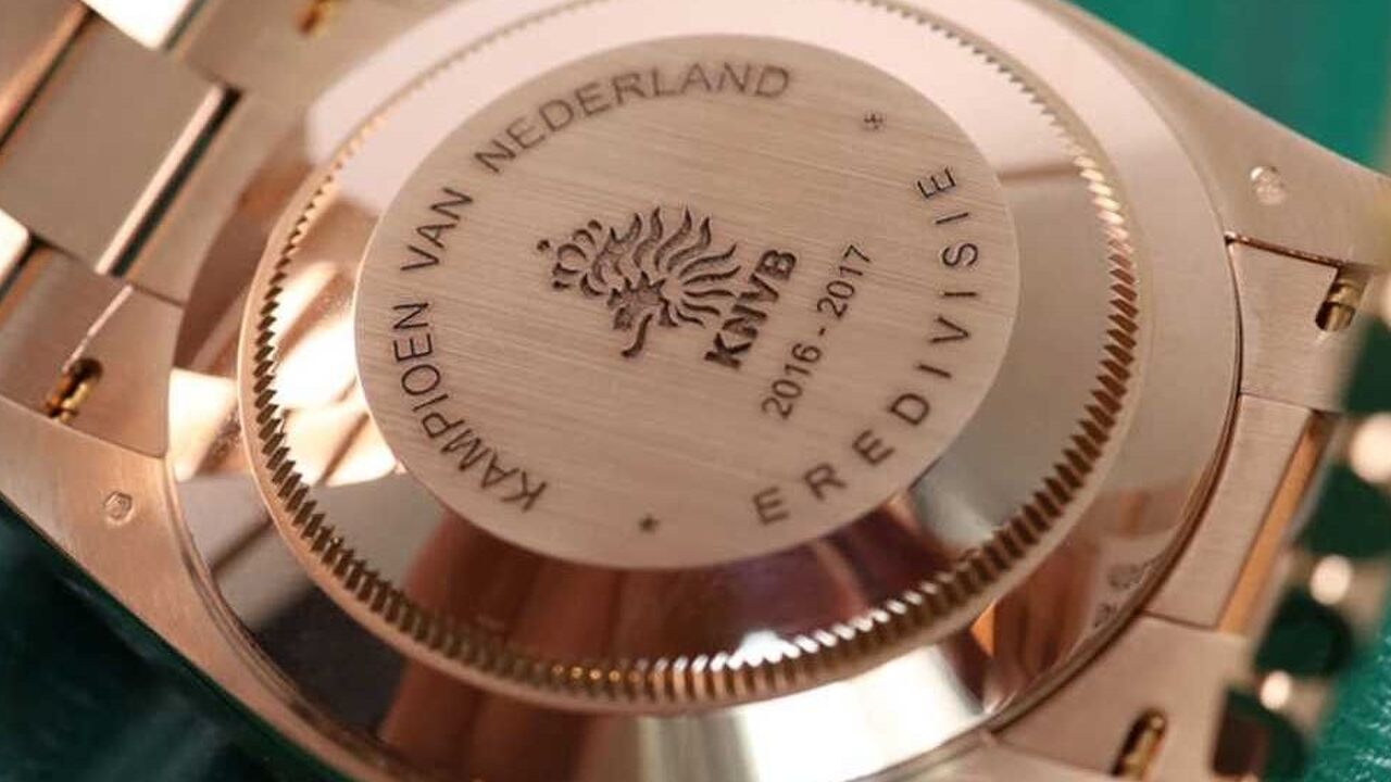 Illustratie voor: Michiel Kramer zet zijn peperdure ‘Kampioen van Nederland’-Rolex horloge te koop