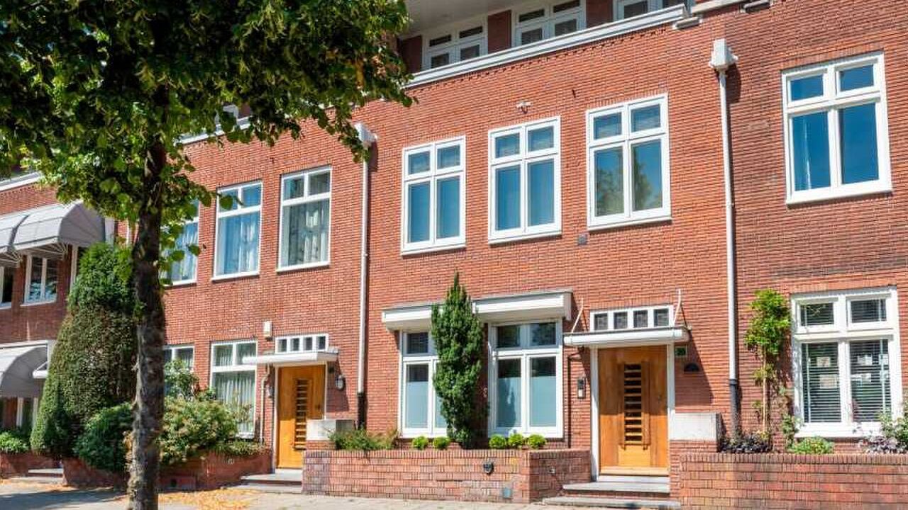 Illustratie voor: Gijs Staverman verkoopt zijn miljoenenhuis mét privébioscoop en maakt dikke winst