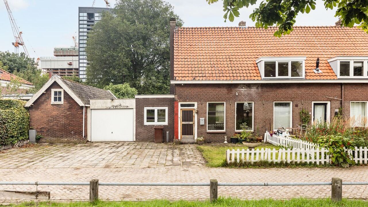 Te koop op Funda- vervallen hoekwoning in Amsterdam kost €1 miljoen