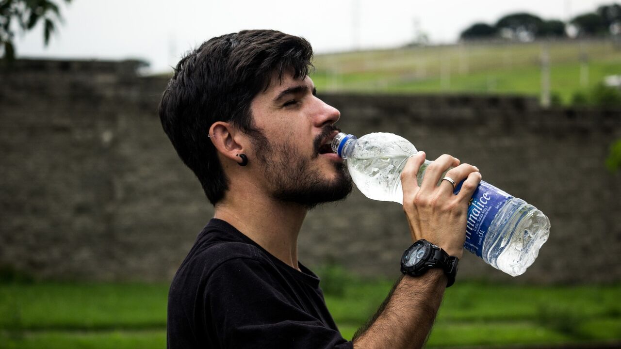 Illustratie voor: 5 signalen dat je te weinig water drinkt