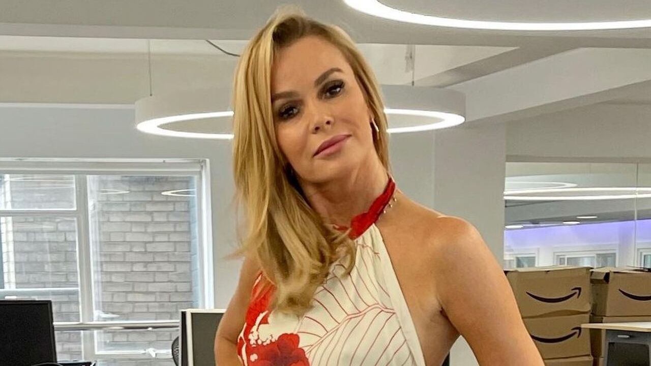 amanda holden kust met knappe collega onder de mistletoe