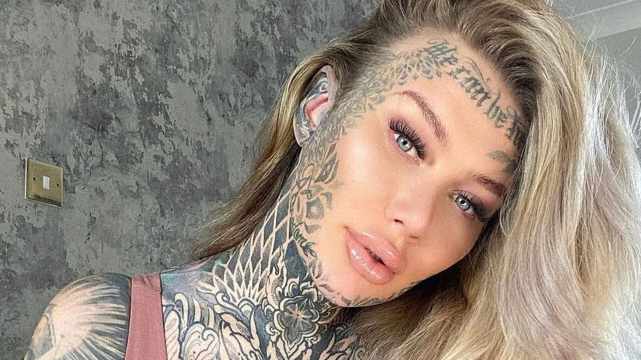 Becky Holt tattoeages bedekken make-up