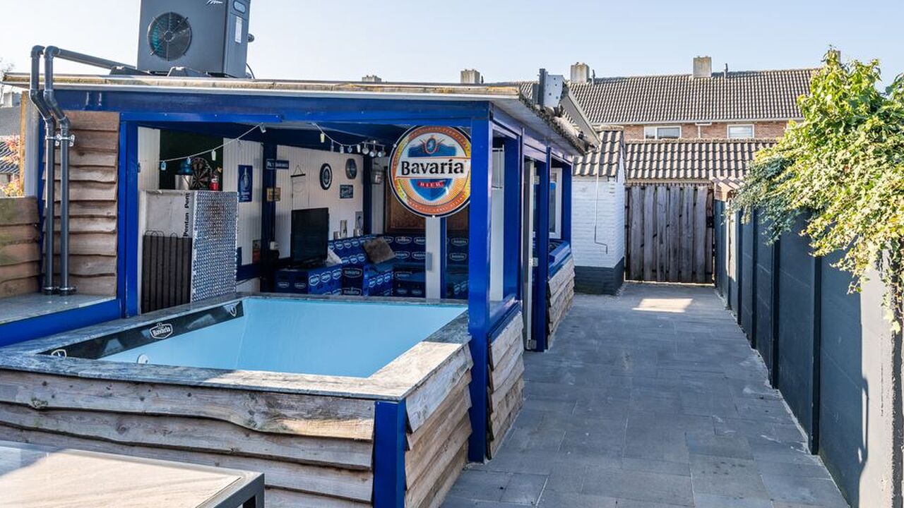 Illustratie voor: Geniale woning met hele Bavaria-bar & jacuzzi staat te koop in Helmond (Funda)