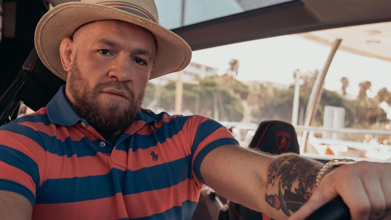 Conor McGregor scheurt met jacht van €3,5 miljoen over het water