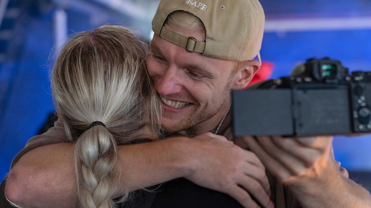 enzo knol koopt auto voor vriendin myron koops