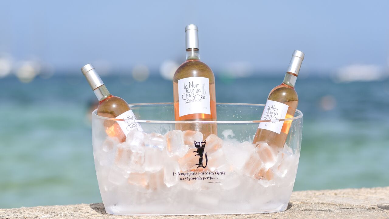Illustratie voor: Deze rosé ga je heel de zomer op Ibiza zien