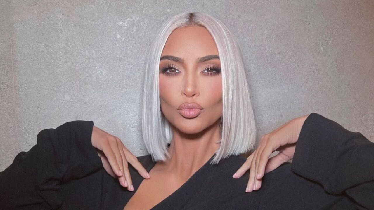 Illustratie voor: Kim Kardashian koopt $70 miljoen villa met privéstrand, tennisbaan en prachtig uitzicht