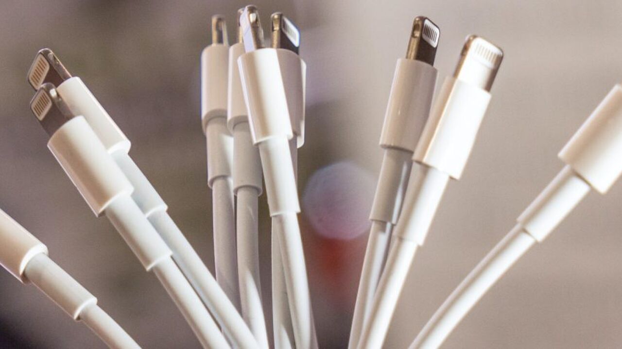 Zoveel kost het je als jij je iPhone-oplader in het stopcontact laat zitten