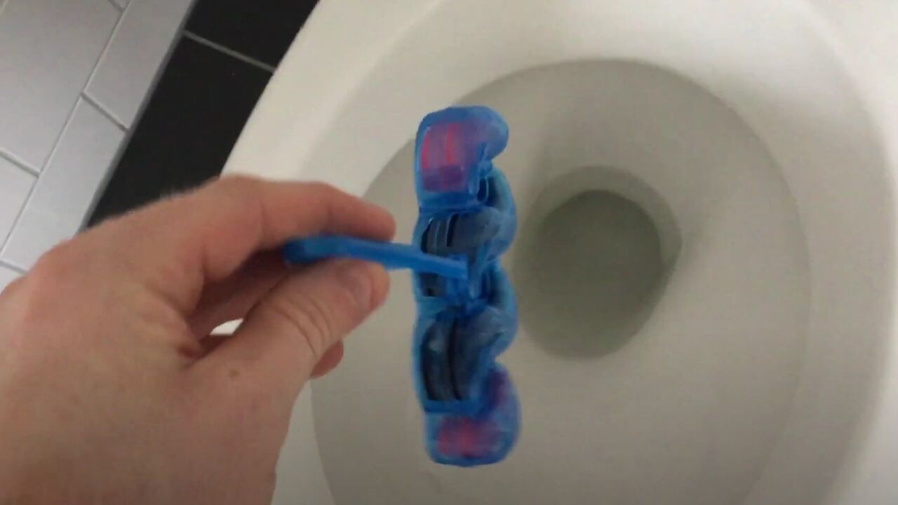 toiletblokje ophangen in wc hoe methode lifehack
