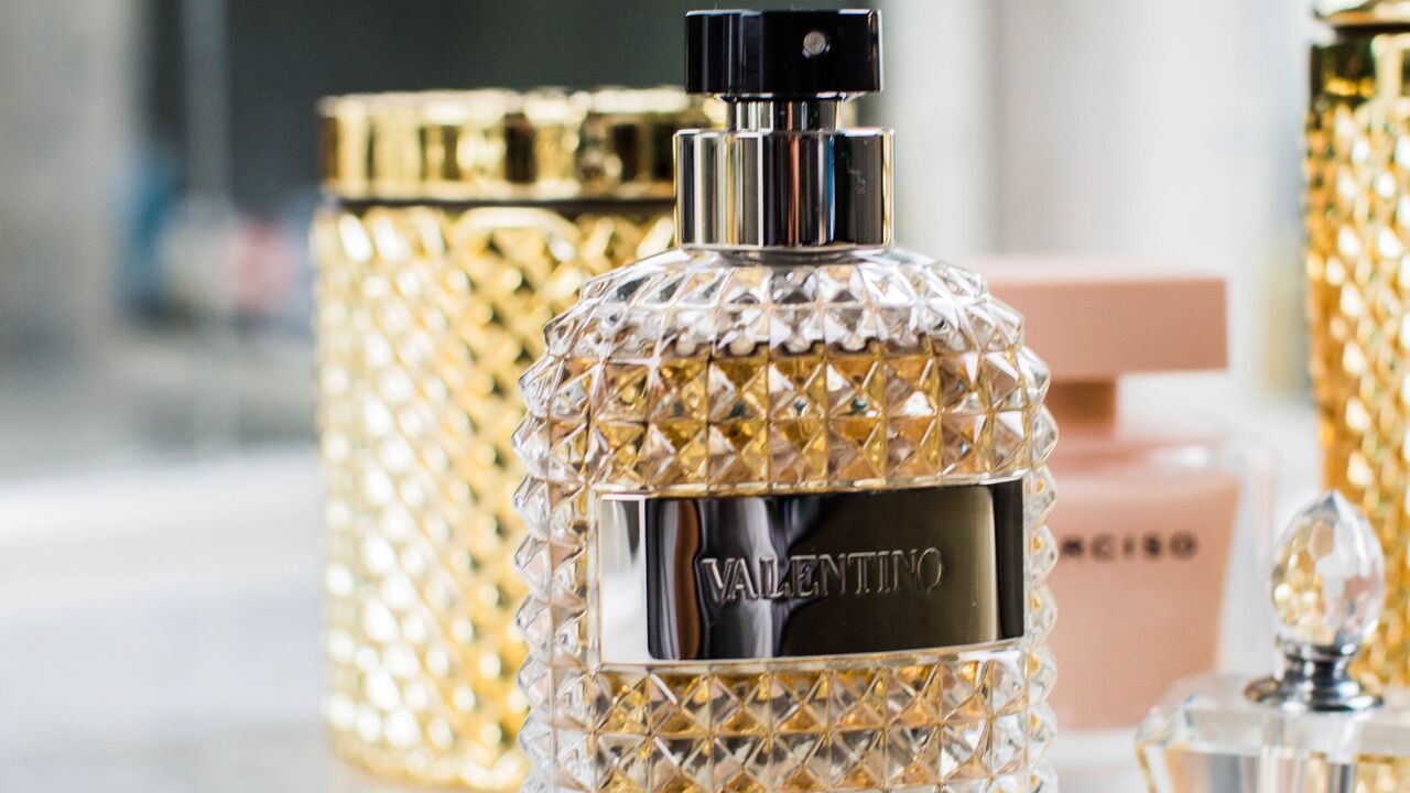 hoe parfum hele dag ruiken langer blijven hangen huismiddel vaseline
