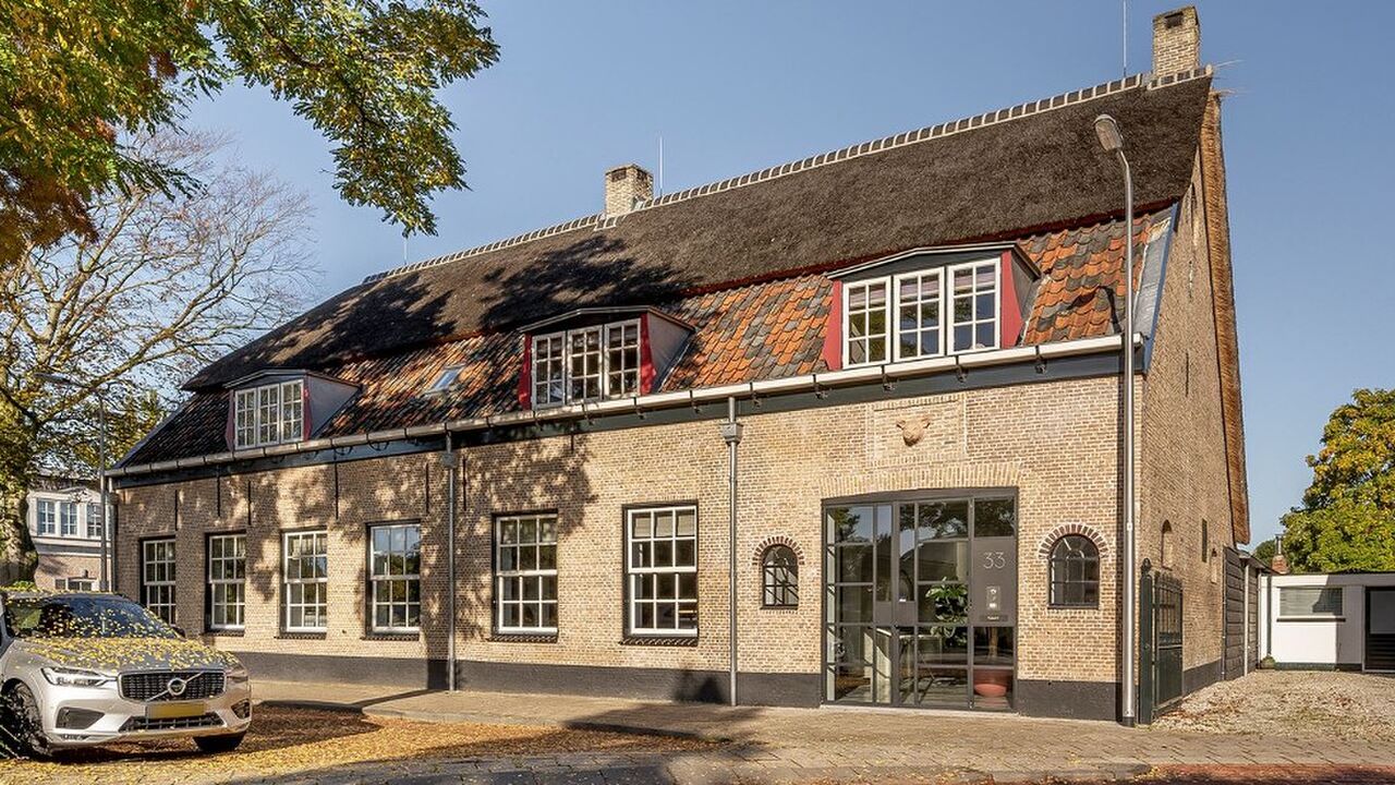 Illustratie voor: Een van de mooiste woonboerderijen van Nederland staat nu op Funda te koop voor €3.950.000,-