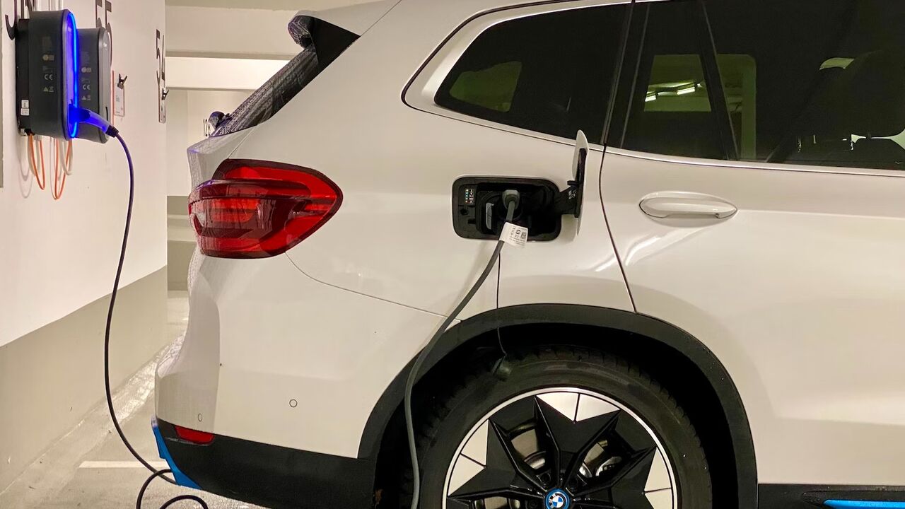 hoe accu elektrische auto verzorgen onderhoud