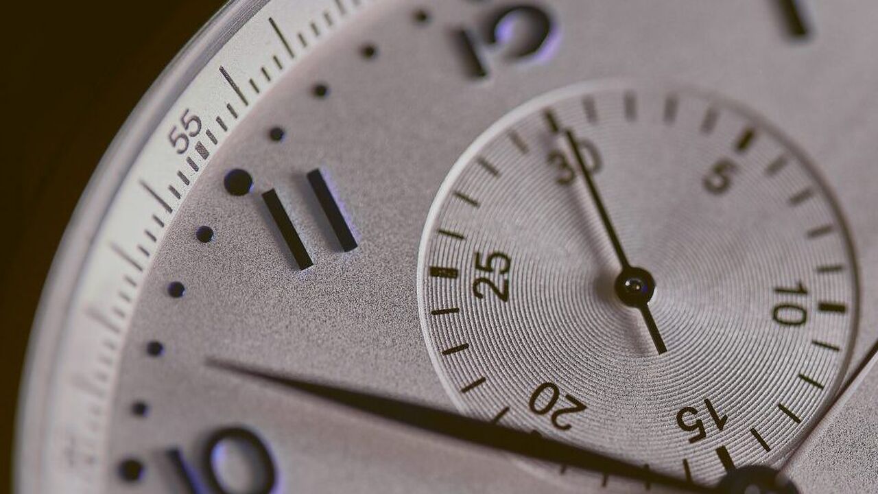 hoe moet je je tijd verzetten op horloge