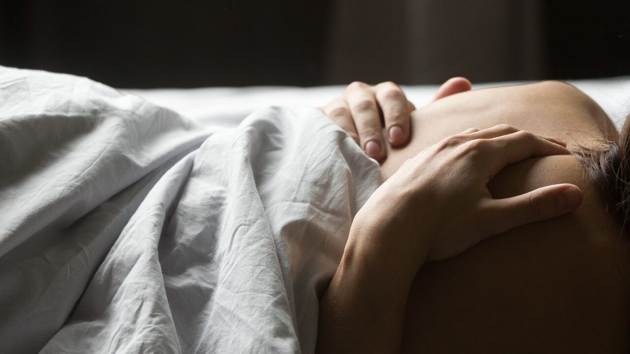 hoe spanning in relatie terug voor in bed lakens