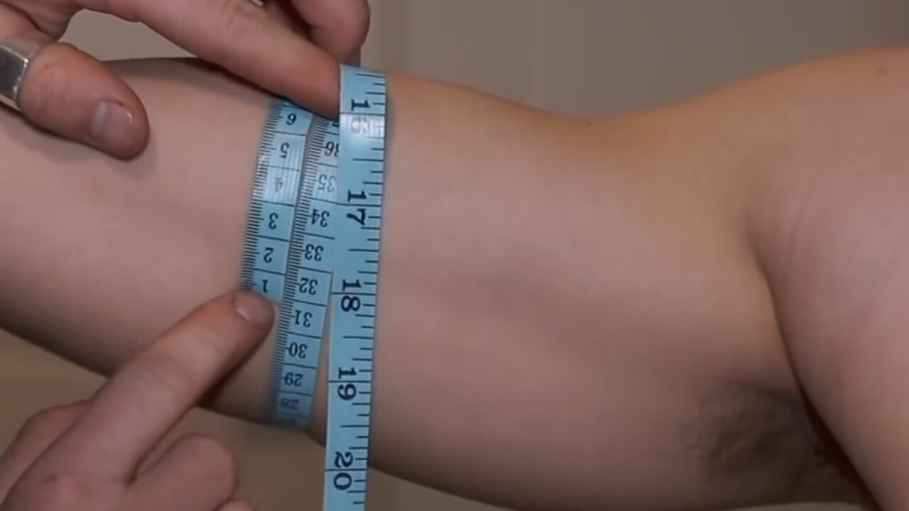 elke dag 100 bicep curls effect goed spiergroei
