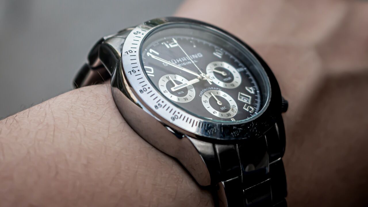 hoe tijd datum horloge verzetten