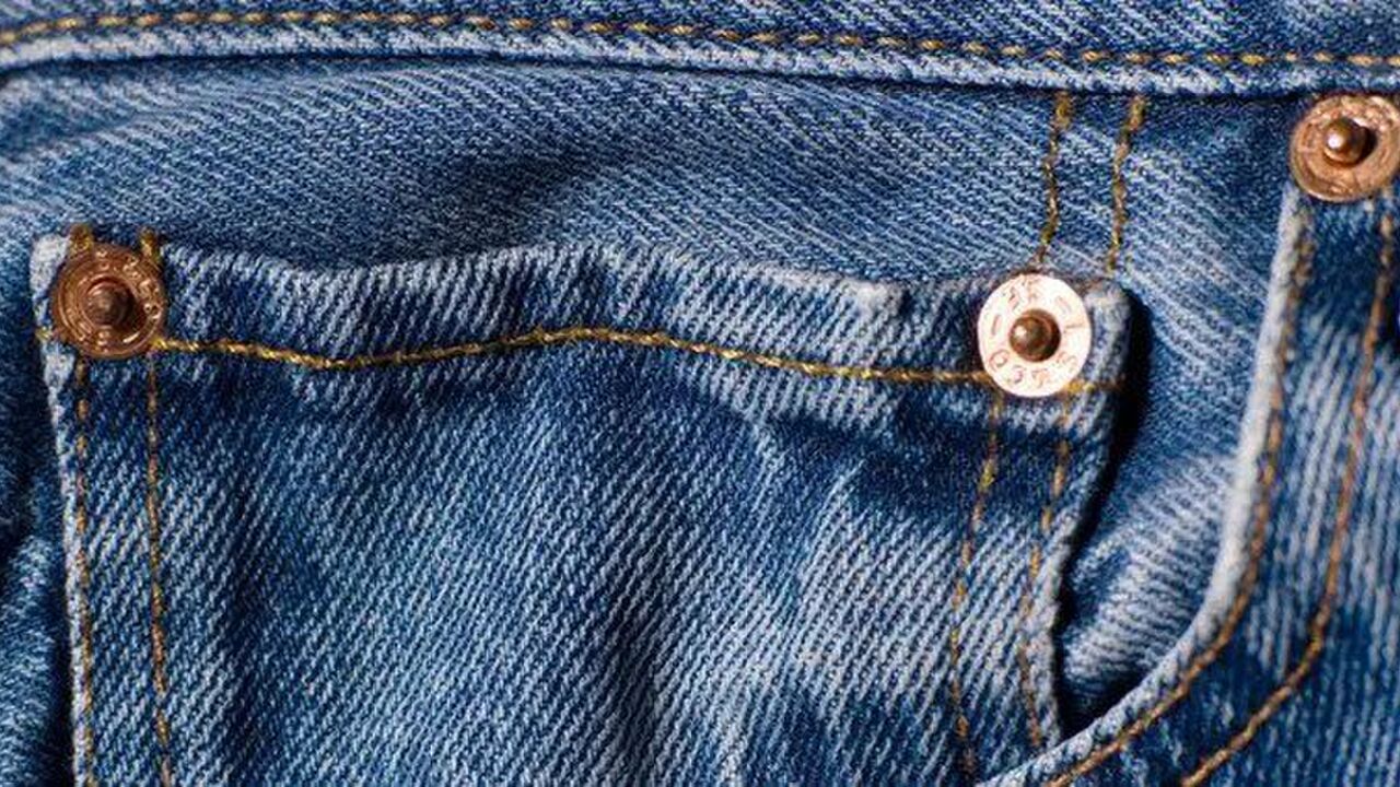 jeans metalen knoopjes spijkers broekzakken
