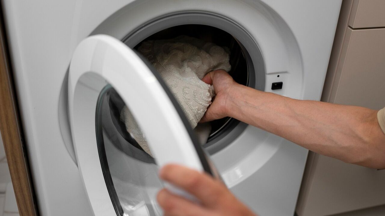 sokken en onderbroeken in dekbedovertrek kussenslopen