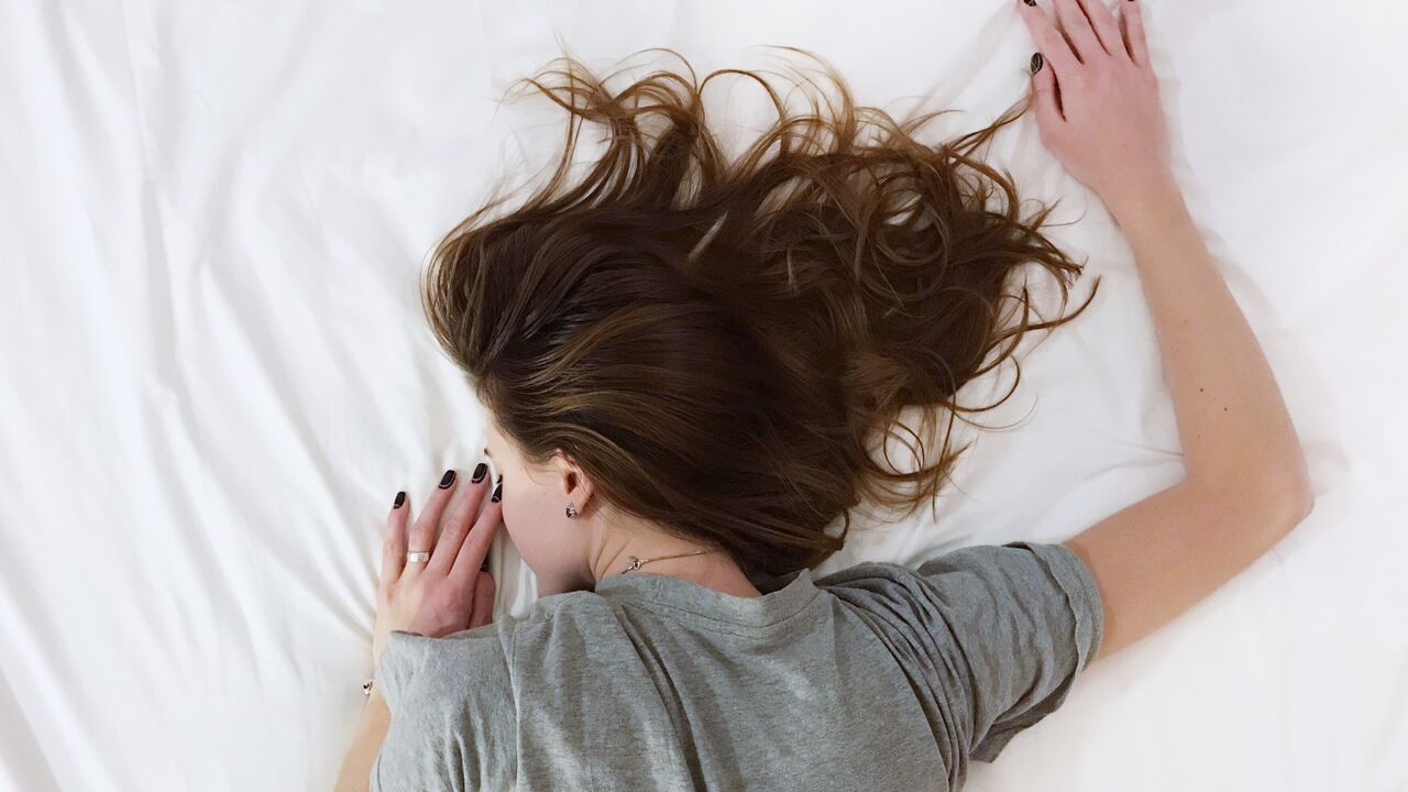 waarom vrouwen niet met nat haar naar bed