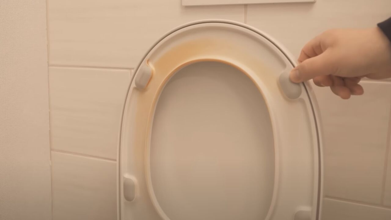 gele vlekken op wc bril